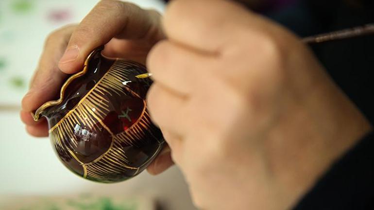 Bursada porselen ve cam kadınların elinde sanat eserine dönüşüyor