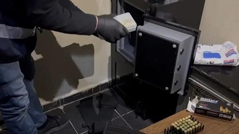 Samsunda eğlenme mekanında çok sayıda silah ve mühimmat ele geçirildi