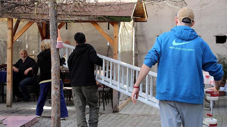 Boluda ağaçta mahsur kalan kediye kurtaramayan itfaiyeye kızan kadın ağaca tırmandı