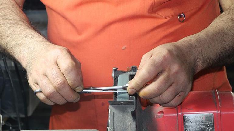 Diyarbakırlı usta 35 yıldır 9 metrekarelik dükkanında tamircilik yaparak evine ekmek götürüyor