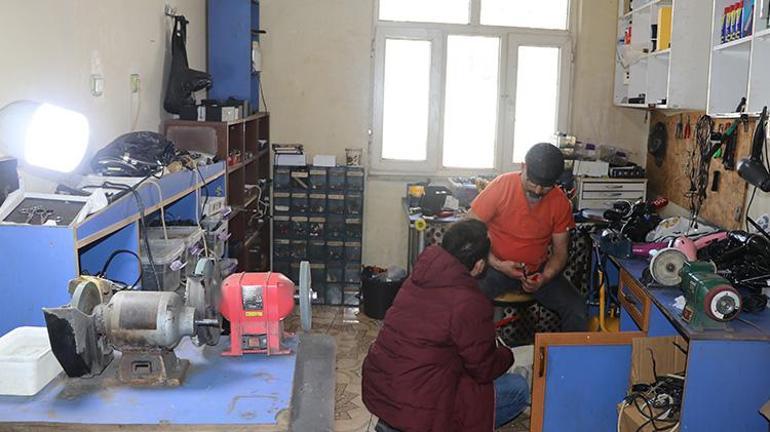 Diyarbakırlı usta 35 yıldır 9 metrekarelik dükkanında tamircilik yaparak evine ekmek götürüyor