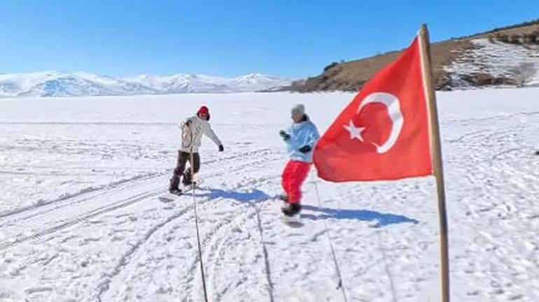 Çıldır Gölünde dört nala snowboard keyfi