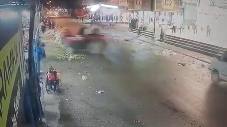 Adanada ehliyetsiz sürücünün kullandığı traktör mağazaya daldı