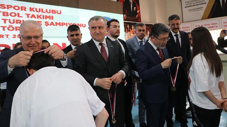Bakanlar, Süper Lige yükselen Yüksekova Spor Kulübü Kadın Futbol Takımı’nın kupa törenine katıldı