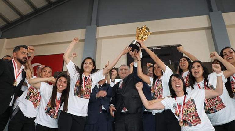 Bakanlar, Süper Lige yükselen Yüksekova Spor Kulübü Kadın Futbol Takımı’nın kupa törenine katıldı