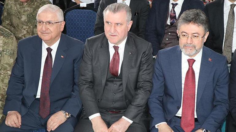 Bakanlar, Süper Lige yükselen Yüksekova Spor Kulübü Kadın Futbol Takımı’nın kupa törenine katıldı