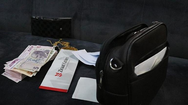 Kayseride bir vatandaş bulduğu 300 bin TL’lik ziynet eşyası ve çek dolu çantayı sahibine teslim etti