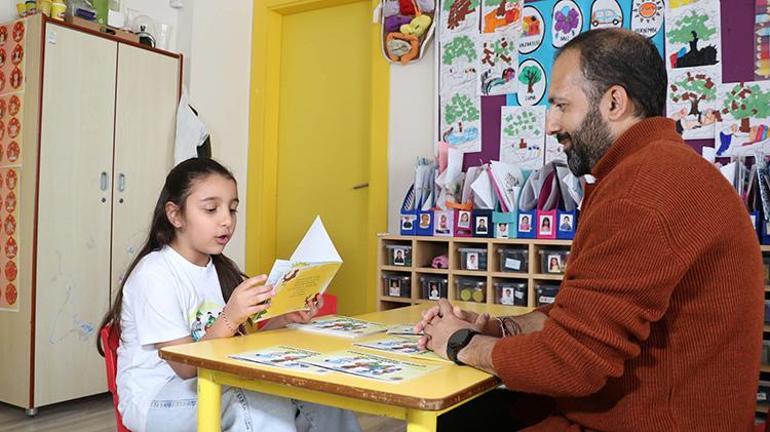 Okuma yazmayı öğrenir öğrenmez kitap yazdı: 7 yaşındaki Zeynepten öğretmenine unutulmaz hediye