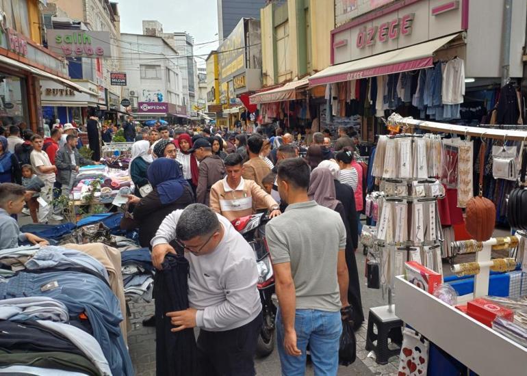 Adanada bayram öncesi yoğunluk: Çarşılar doldu taştı, esnaf memnun