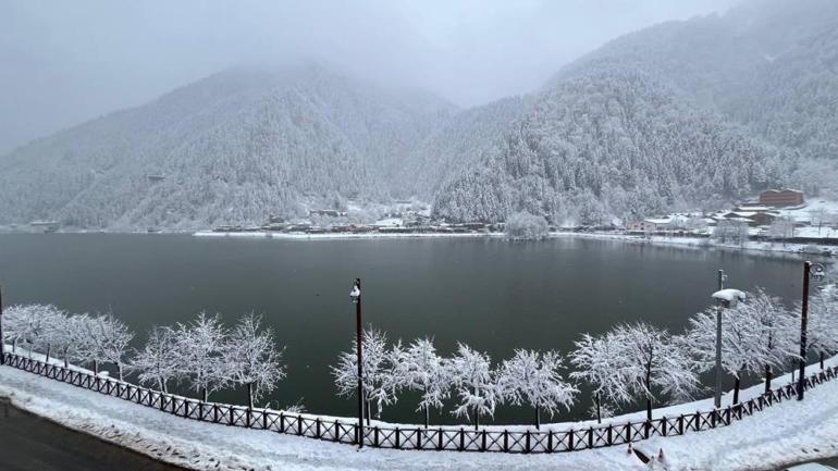 Uzungölde kartpostallık görüntüler Nisan ayında beyaza büründü