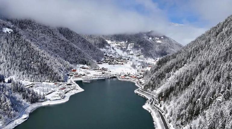 Uzungölde kartpostallık görüntüler Nisan ayında beyaza büründü