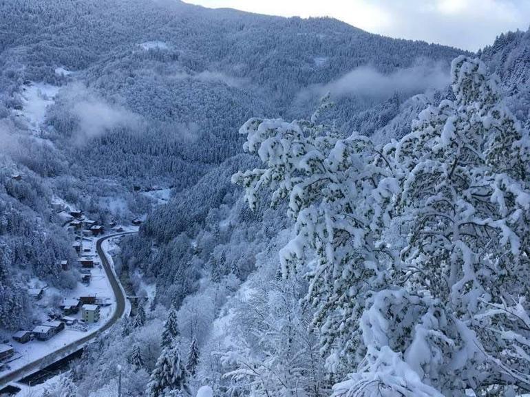 Uzungölde kartpostallık görüntüler Nisan ayında beyaza büründü