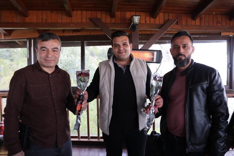 Adana usulü polis haftası kutlaması az kalsın karakolda bitiyordu Biber gazı sıkan memura gül verildi