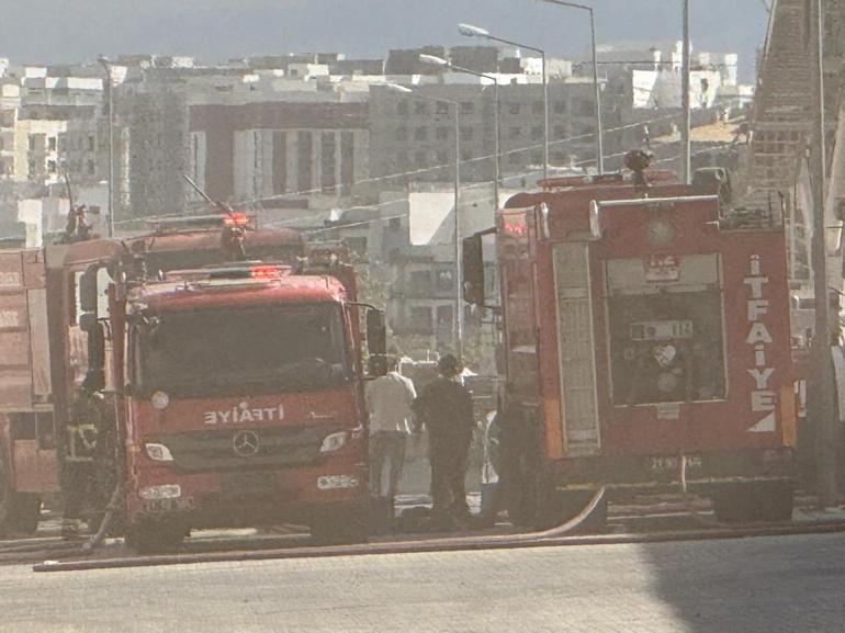 Diyarbakırda kozmetik fabrikasında yangın paniği Bölgeye çok sayıda sağlık ve itfaiye ekibi gönderildi