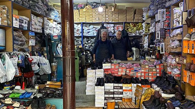 Sinopta bu işi yapan iki kişi kaldı 45 yıldır omuz omuza aynı işi yapıyorlar Dünyaya yine gelsem bu işi yaparım