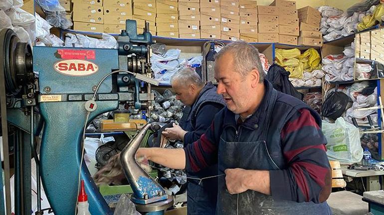 Sinopta bu işi yapan iki kişi kaldı 45 yıldır omuz omuza aynı işi yapıyorlar Dünyaya yine gelsem bu işi yaparım