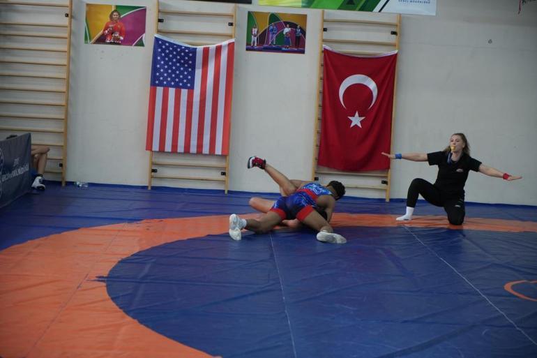 Türk güreşçiler Amerikalıları minderde yere serdi Tarihi fark attılar