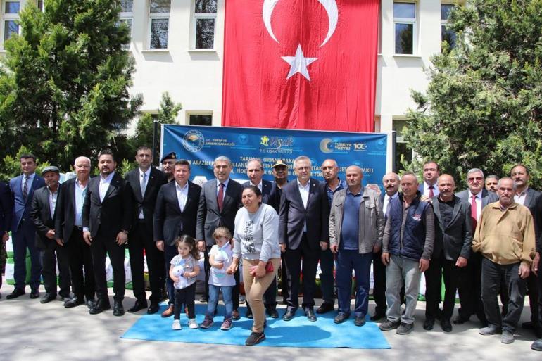 Uşakta çiftçilere ohum, fide, sera naylonu ve hümik asit dağıtıldı