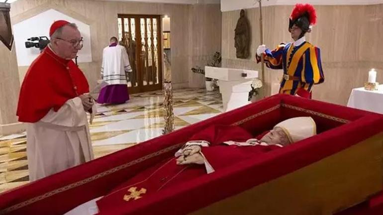 İlk görüntü geldi Vatikan Papa Francisin açık tabutu içinde fotoğrafını paylaştı