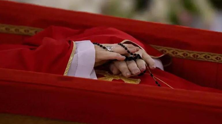 İlk görüntü geldi Vatikan Papa Francisin açık tabutu içinde fotoğrafını paylaştı