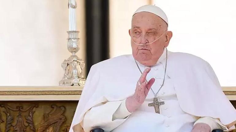 İlk görüntü geldi Vatikan Papa Francisin açık tabutu içinde fotoğrafını paylaştı