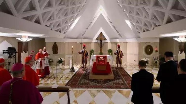 İlk görüntü geldi Vatikan Papa Francisin açık tabutu içinde fotoğrafını paylaştı