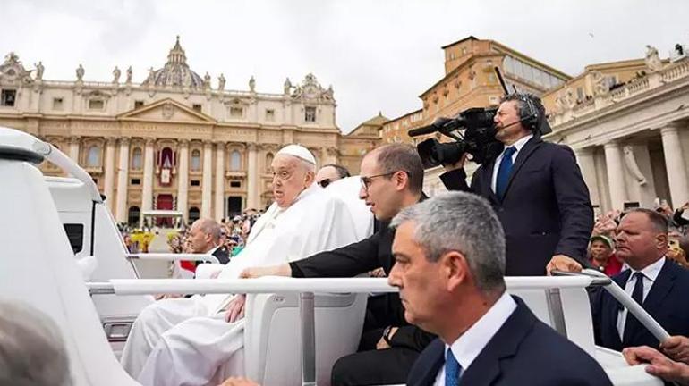 İlk görüntü geldi Vatikan Papa Francisin açık tabutu içinde fotoğrafını paylaştı