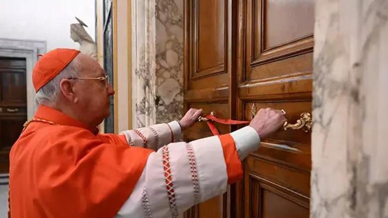 İlk görüntü geldi Vatikan Papa Francisin açık tabutu içinde fotoğrafını paylaştı