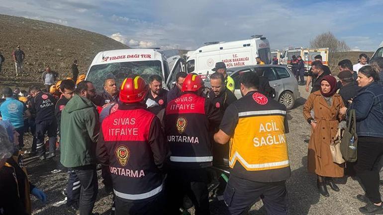 Sivasta öğretmenleri taşıyan minibüs kazaya karıştı Çok sayıda yaralı var
