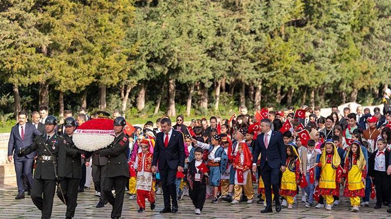 Türkiye, 23 Nisanı kutluyor... Bakan Tekin, öğrencilerle Anıtkabiri ziyaret etti