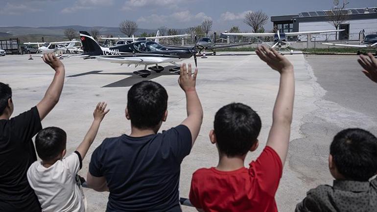 Yuvada kalan çocuklara 23 Nisan sürprizi Başkente gökyüzünden baktılar