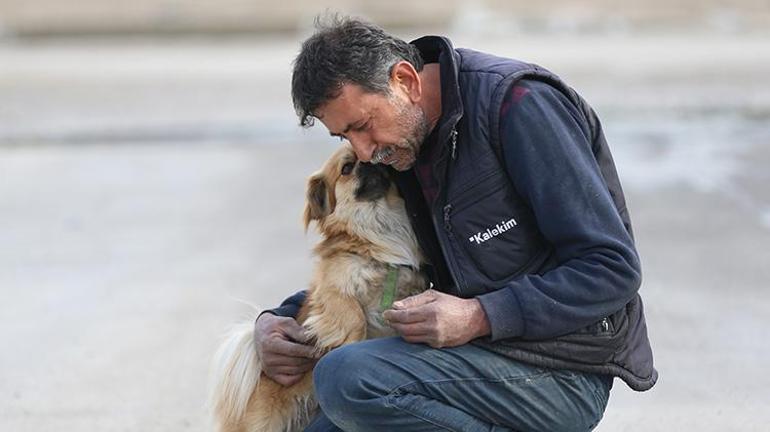Hataylı vatandaş deprem anında uyanmasını sağlayan köpeğini yanından ayırmıyor
