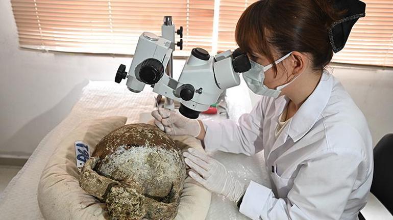 Akdenizde su altı kazılarında bin 100 yıllık amfora bulundu
