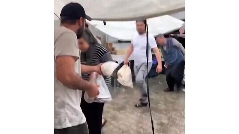 Adanada yağmurdan ve doludan sonra ilginç görüntüler Çocuklar yüzdü, büyükler doluyu sattı