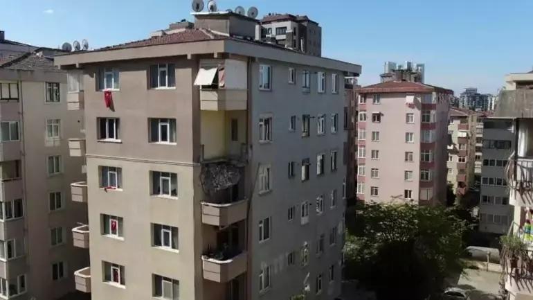 Kadıköy’de balkon çöktü, bina tahliye edildi İşte son durum...