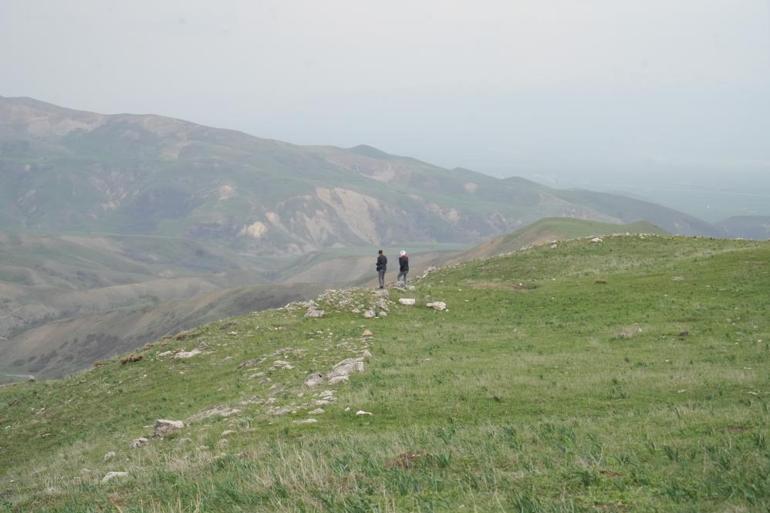 Binlerce yıllık sırlar açığa çıkıyor: Muşta köylüler hayvan otlatırken keşfetti Taşın dibe ulaşması iki dakika sürüyor