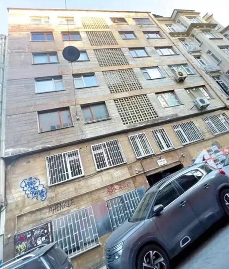 Deprem, Orhan Pamukun dairelerini de vurdu Komşularıyla mahkemelik oldu