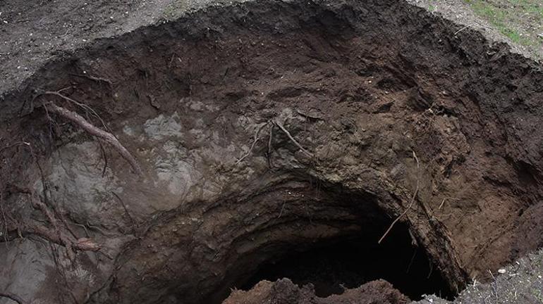Sivasta yulaf ekilen tarlada 10 sonra 8 metre derinliğinde obruk oluştu