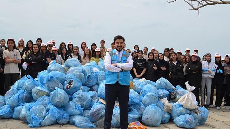 Van Gölü çevresinde gönüllülerin yaptığı çevre temizliğinde 3 kamyon çöp toplandı