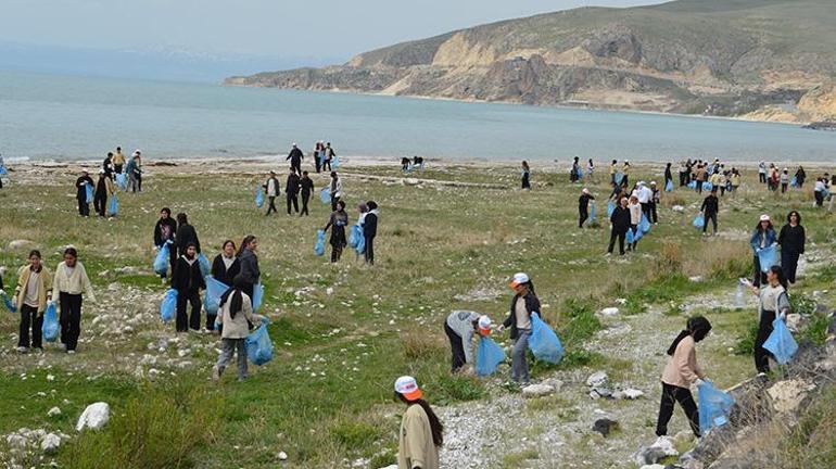 Van Gölü çevresinde gönüllülerin yaptığı çevre temizliğinde 3 kamyon çöp toplandı