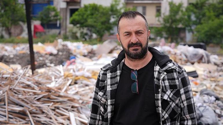 İzmirde toplanmayan çöp yığını esnafı bezdirdi Daha önce de haber yapıldı ama bir ilerleme sağlanamadı