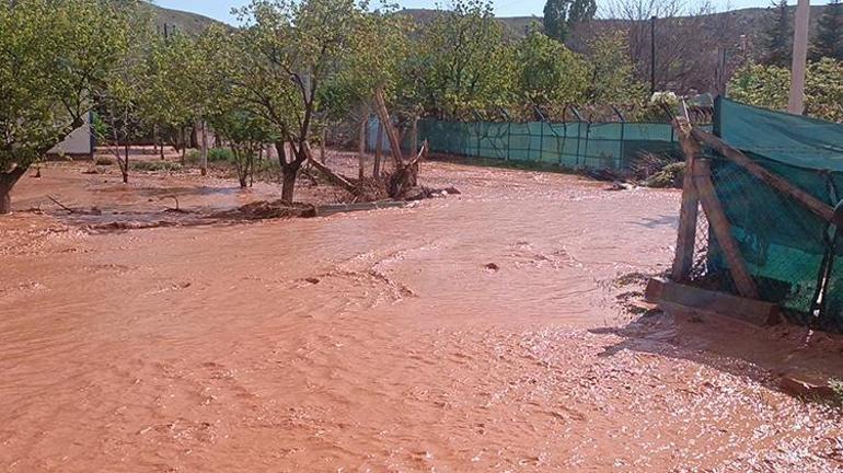 Kırıkkalede etkili olan sağanak yağış nedeniyle dereler taştı, ev ve iş yerlerini su bastı