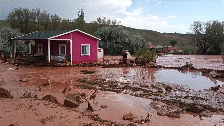 Kırıkkalede etkili olan sağanak yağış nedeniyle dereler taştı, ev ve iş yerlerini su bastı