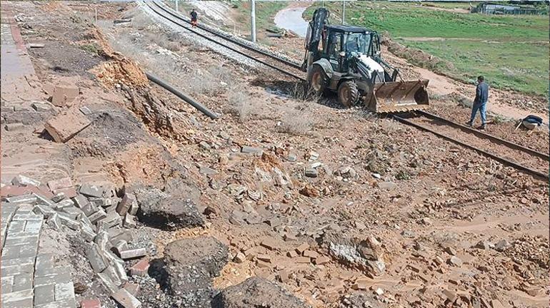 Kırıkkalede etkili olan sağanak yağış nedeniyle dereler taştı, ev ve iş yerlerini su bastı