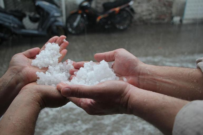 Manisada misket büyüklüğünde dolu yağdı, cadde ve sokaklar su altında kaldı