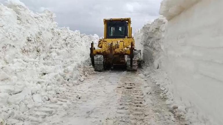 Burası ne Kanada ne de Rusya  Görüntüler Türkiyeden: Mayıs sürpriz yaptı, lapa lapa kar yağdı, kent resmen buz tuttu