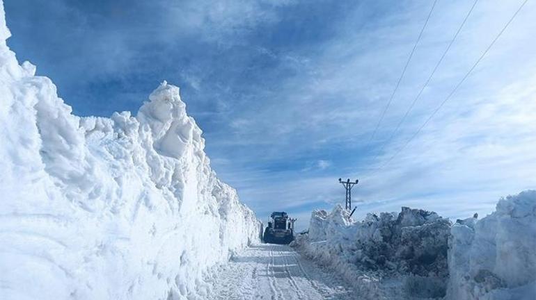 Burası ne Kanada ne de Rusya  Görüntüler Türkiyeden: Mayıs sürpriz yaptı, lapa lapa kar yağdı, kent resmen buz tuttu