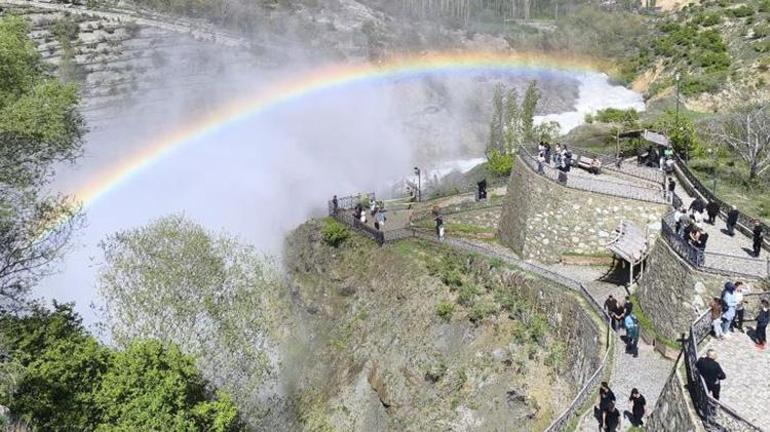 Tortum Şelalesi ekmek kapısı oldu Anne ve oğlu doğal ekmeklerini turistlerle ilgisine sunuyor