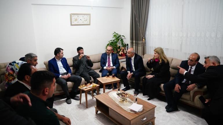 Bakan Kurum, Malatyada köy evlerine yerleşen depremzede aileleri ziyaret etti