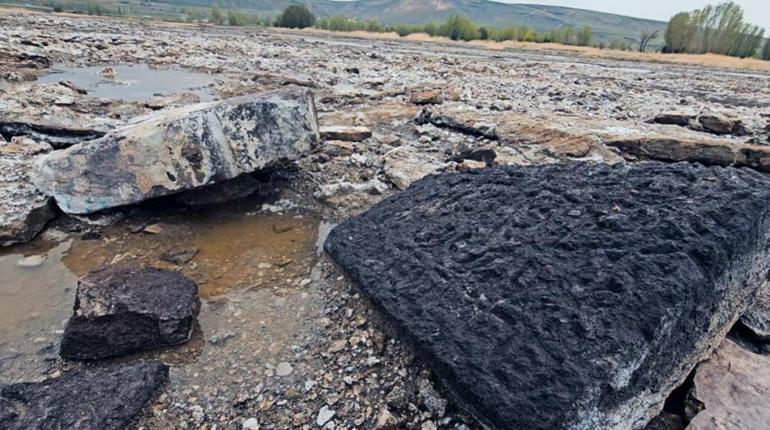 Kazmasını küreğini alan sahile koştu Van Gölünde suyun çekilmesi definecileri harekete geçirdi
